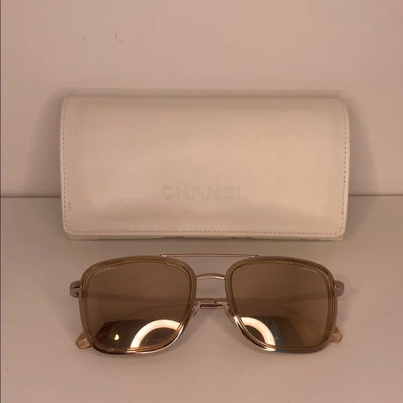 Chanel Classic Stylish Designer Rose Gold Mirror Sunglasses display picture 2